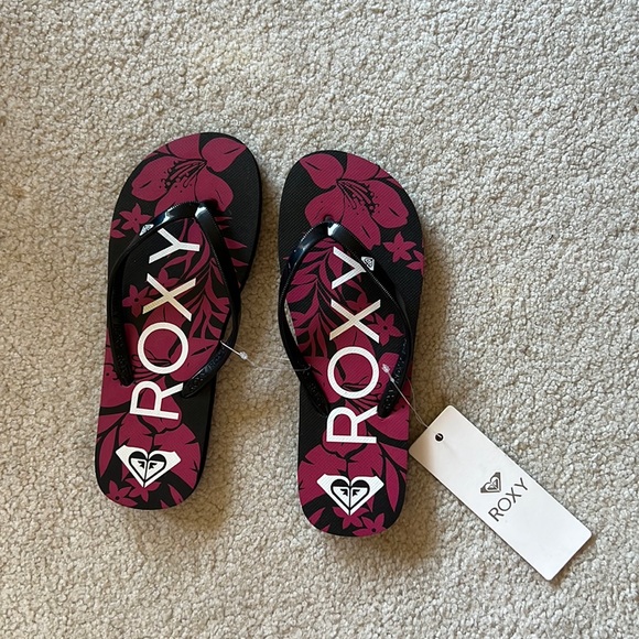 Roxy black floral flip flops. Size 6 - Picture 2 of 4